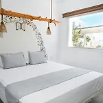 Papafragas Studios * Pachaina